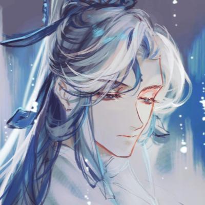 女店主用牙咬开冻烤肠后售卖